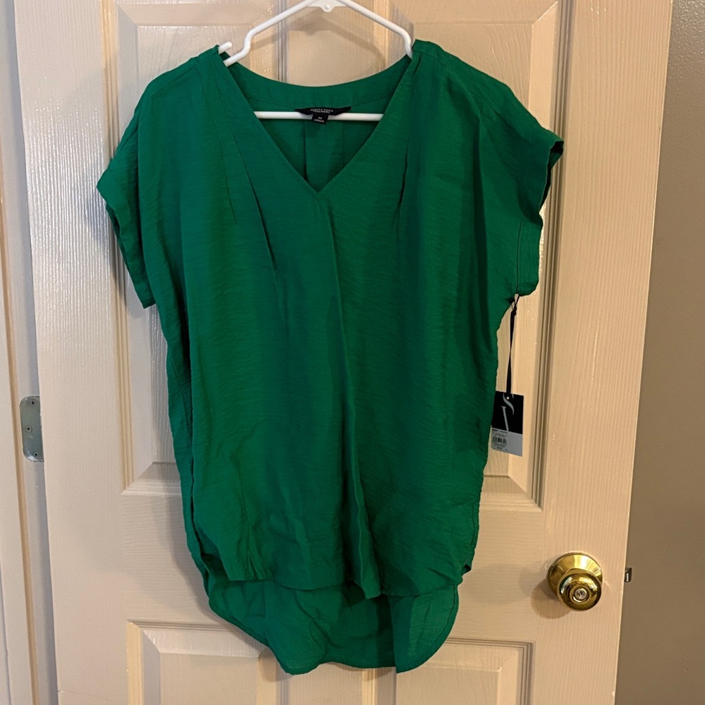 Vera wang women’s high low woven shirt size med. Imperfection on back of shirt.